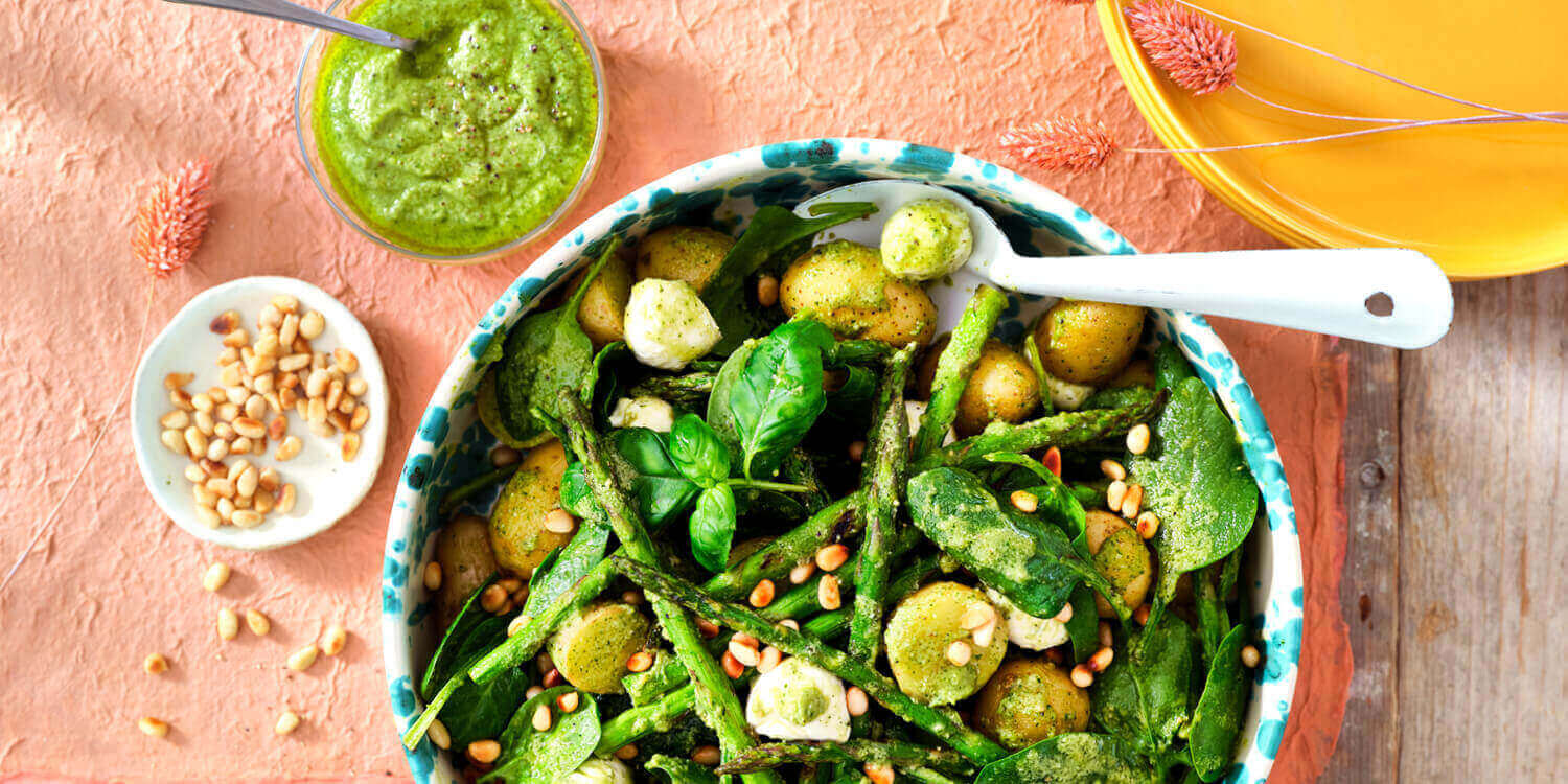 Salade de pommes de terre, épinards, pointes d’asperges et pesto alla genovese